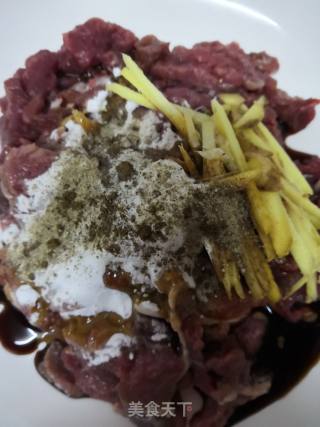 牛肉炒圆白菜的做法步骤：1