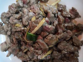 牛肉炒圆白菜的做法步骤：2