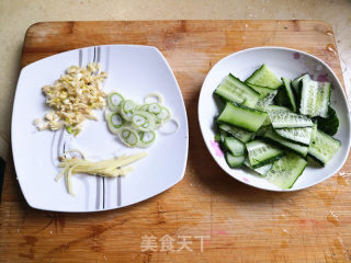 虾仁面筋的做法步骤：1