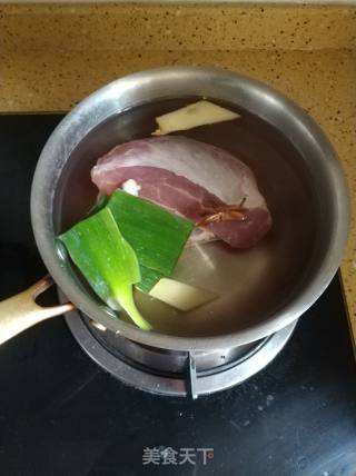 蒜泥白肉瘦肉版的做法步骤：1