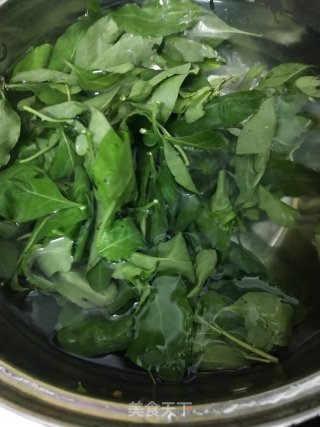 枸杞叶猪肝汤（野菜）的做法步骤：1
