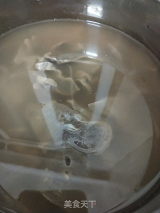枸杞叶猪肝汤（野菜）的做法步骤：2