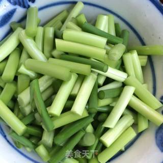 口蘑炒蒜苔的做法步骤：3