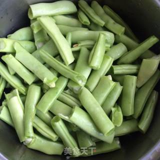 麻香豆角的做法步骤：1