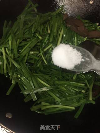 韭菜炒鸭血的做法步骤：6