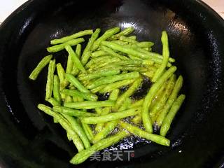 鱿爆芸豆的做法步骤：2