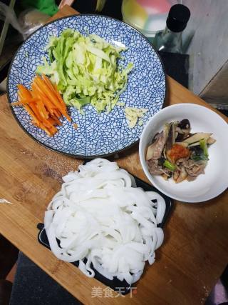 包菜炒河粉的做法步骤：1