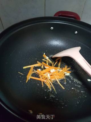 包菜炒河粉的做法步骤：2