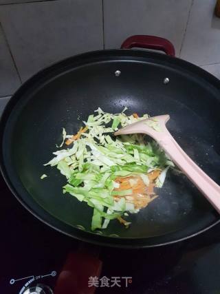 包菜炒河粉的做法步骤：3