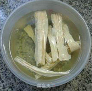 腐竹开洋炒手捏菜的做法步骤：2