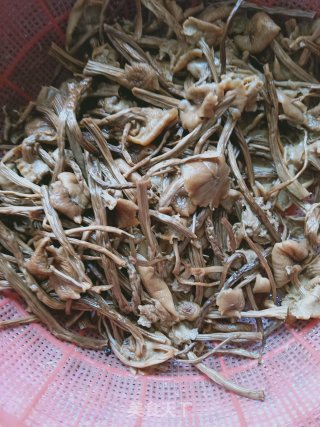茶树菇炒肉丝的做法步骤：2