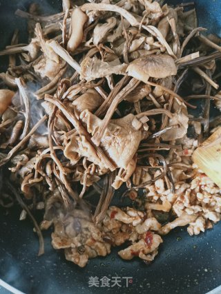 茶树菇炒肉丝的做法步骤：8