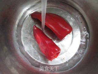 红椒炒面筋的做法步骤：3