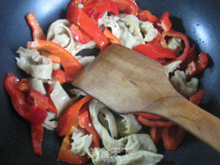 红椒炒面筋的做法步骤：6