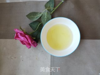 女人之滋补养颜佳品～蜂蜜桂花炖牛奶的做法步骤：2