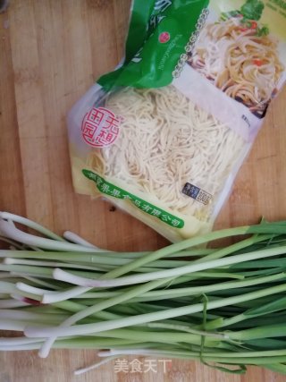 大蒜炒干丝的做法步骤：1