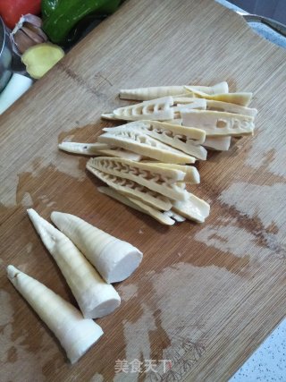春笋炒肉的做法步骤：2