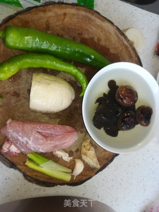 鱼香肉丝的做法步骤：1
