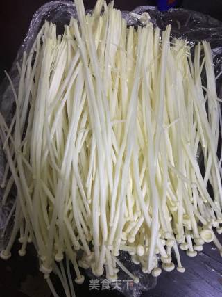 炝拌金针菇的做法步骤：1