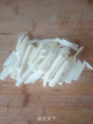 “春食野菜香”：凉拌春笋丝的做法步骤：2