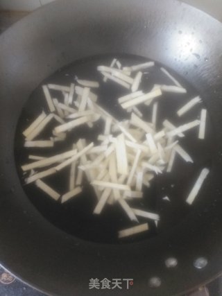 “春食野菜香”：凉拌春笋丝的做法步骤：3