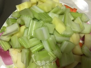三汁焖锅的做法步骤：1
