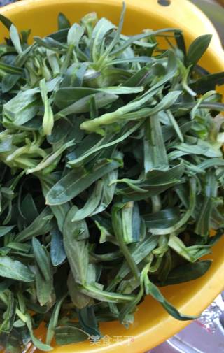 炒肉蒜末野菠菜的做法步骤：1