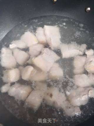 五花肉红烧芋头的做法步骤：1
