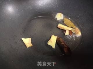 五花肉红烧芋头的做法步骤：3