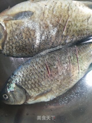 油淋鲫鱼的做法步骤：1