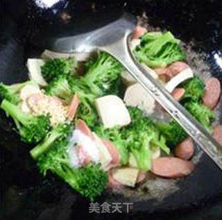 西兰花火腿肠小素鸡的做法步骤：9