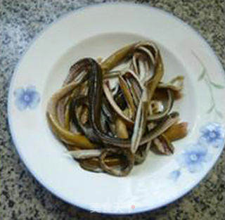 芹菜炒鳝丝的做法步骤：2
