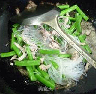 瘦肉丝梅豆炒粉丝的做法步骤：7
