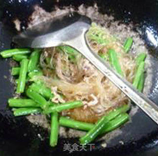 瘦肉丝梅豆炒粉丝的做法步骤：9