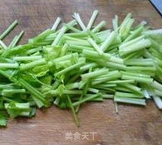 芹菜炒猪肚的做法步骤：5