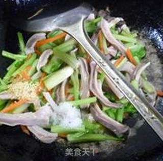 芹菜炒猪肚的做法步骤：10
