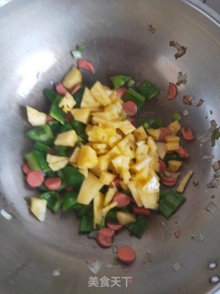 快速消灭家里剩米饭～菠萝火腿炒饭的做法步骤：3