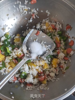 快速消灭家里剩米饭～菠萝火腿炒饭的做法步骤：5