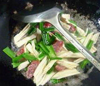 大蒜腊肠炒腐竹的做法步骤：10