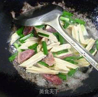 大蒜腊肠炒腐竹的做法步骤：12