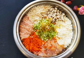 鸡肉丸子的做法步骤：2