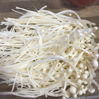 金针菇鹌鹑蛋汤的做法步骤：1