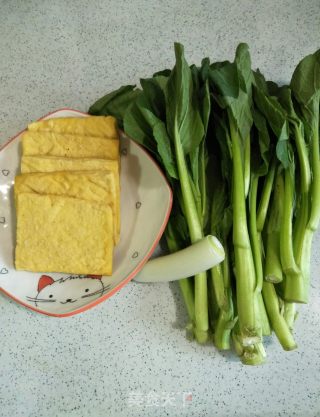 豆腐干炒菜心的做法步骤：1