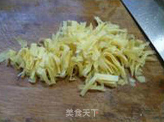 咸肉千张炒圆白菜的做法步骤：5