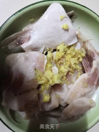 红烧巴沙鱼鳍的做法步骤：1