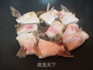 红烧巴沙鱼鳍的做法步骤：2