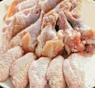 辣子鸡腿和鸡翅的做法步骤：1