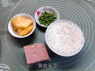 酸甜好味午餐肉菠萝炒饭的做法步骤：1