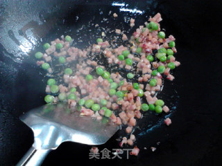 酸甜好味午餐肉菠萝炒饭的做法步骤：9