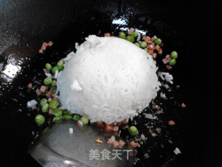 酸甜好味午餐肉菠萝炒饭的做法步骤：10